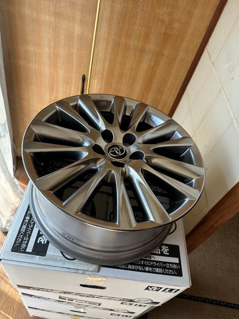 TOYOTAハリアー未使用18インチ純正アルミ４本