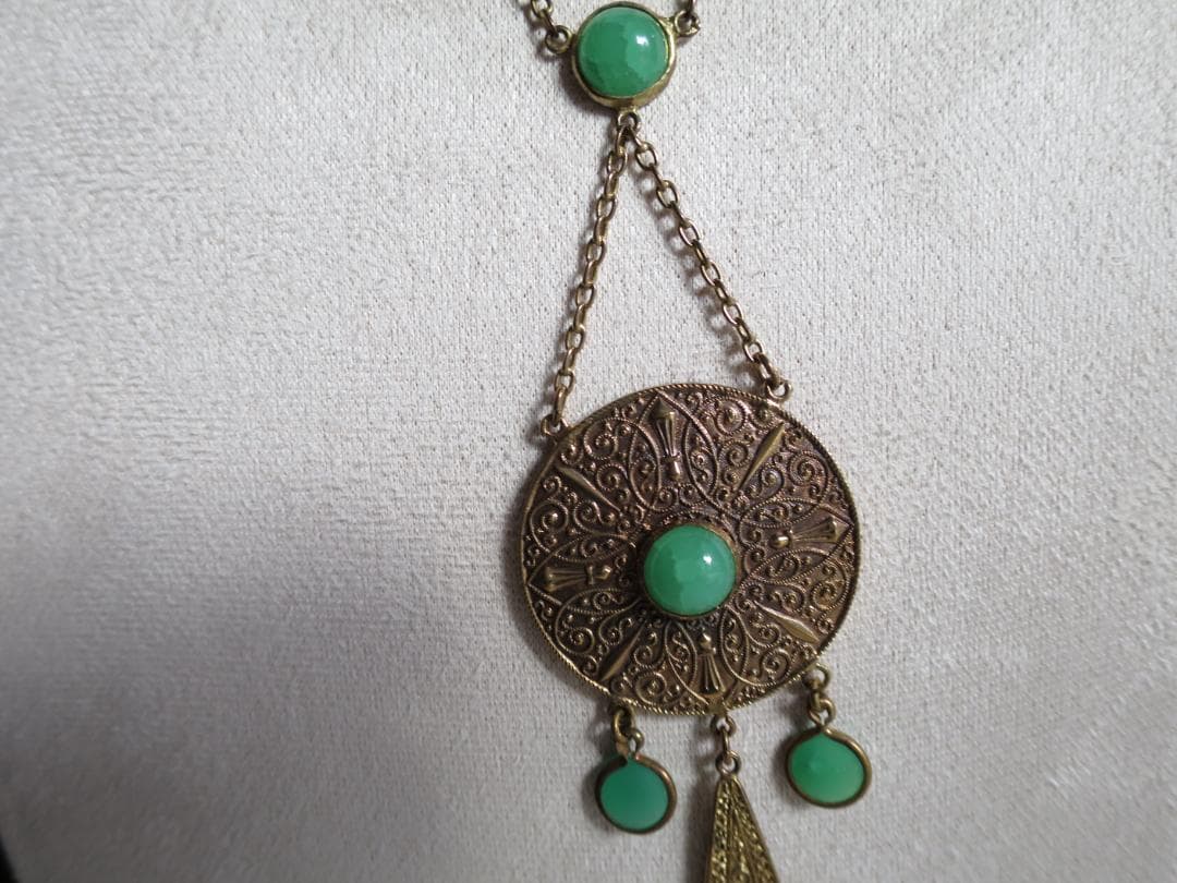 英国　ヴィンテージ　彫金ヒスイ色カボション　ロングネックレス