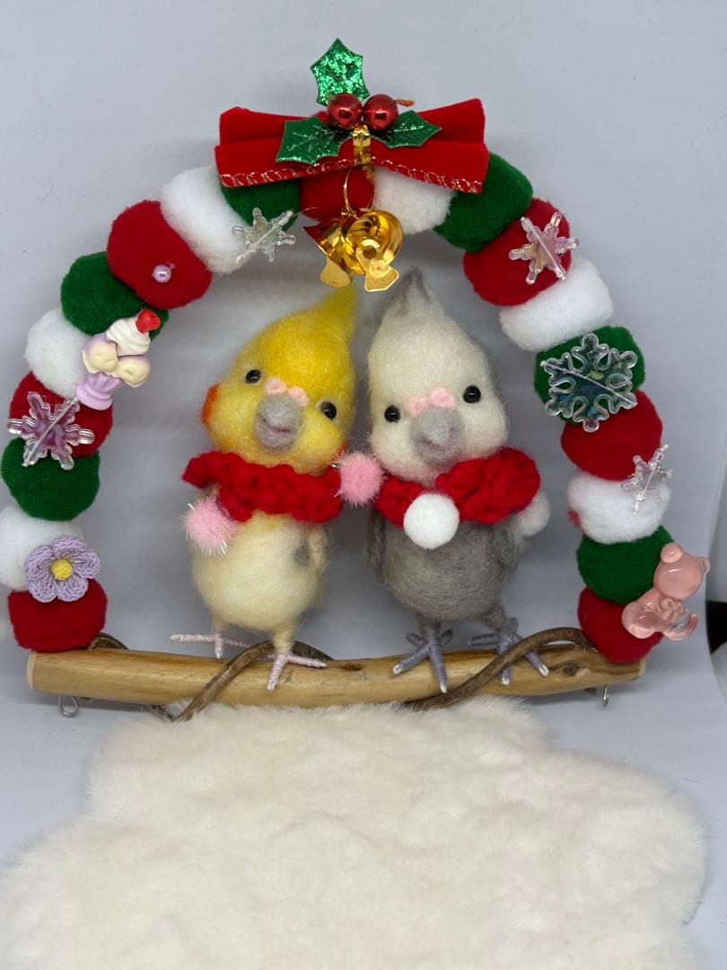 羊毛フェルト　ハンドメイド　クリスマスブランコにオカメインコ