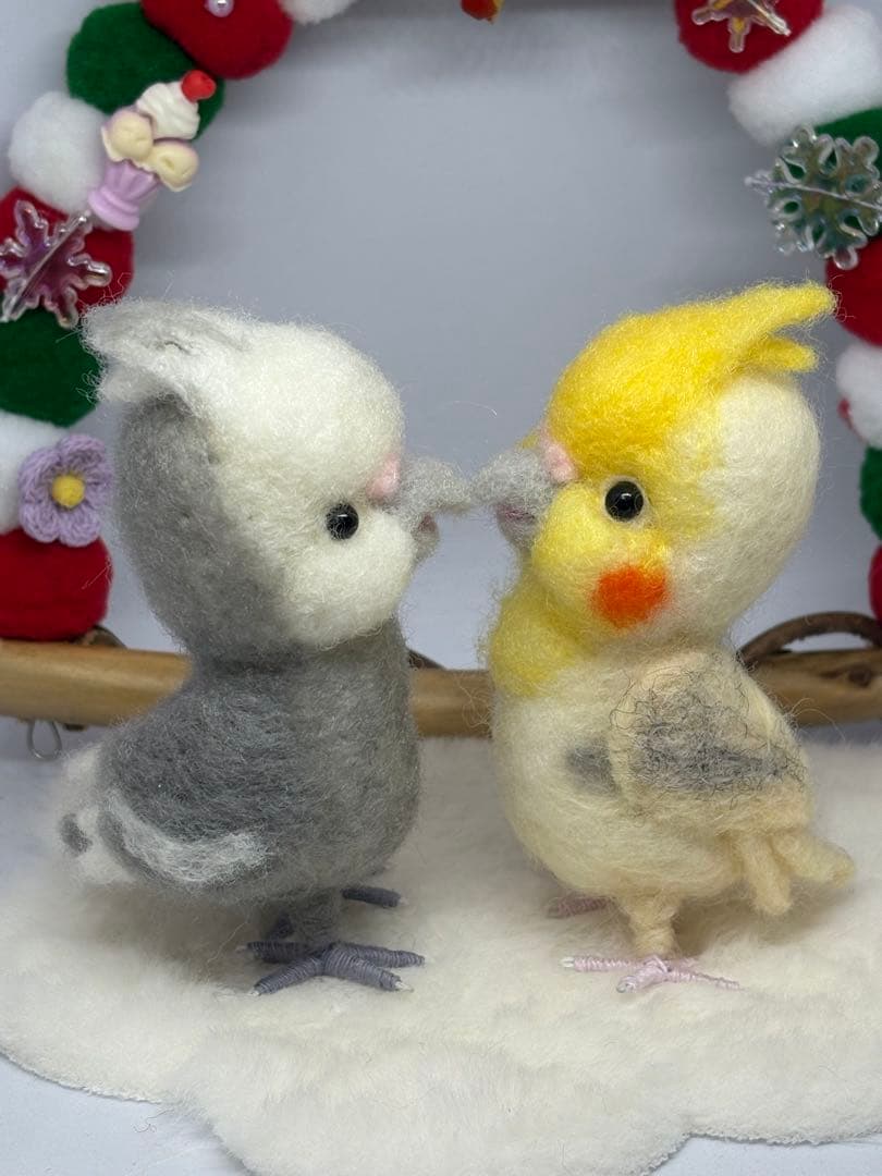羊毛フェルト　ハンドメイド　クリスマスブランコにオカメインコ