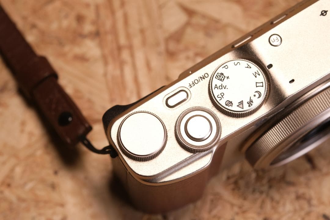 FUJIFILM XF10 シャンパンゴールド 電池3個