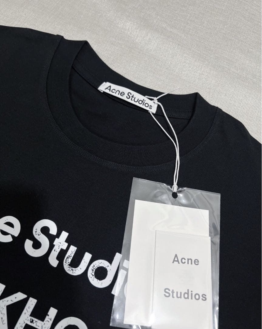 Acne Studios ブラック Tシャツ STOCKHOLM 1996