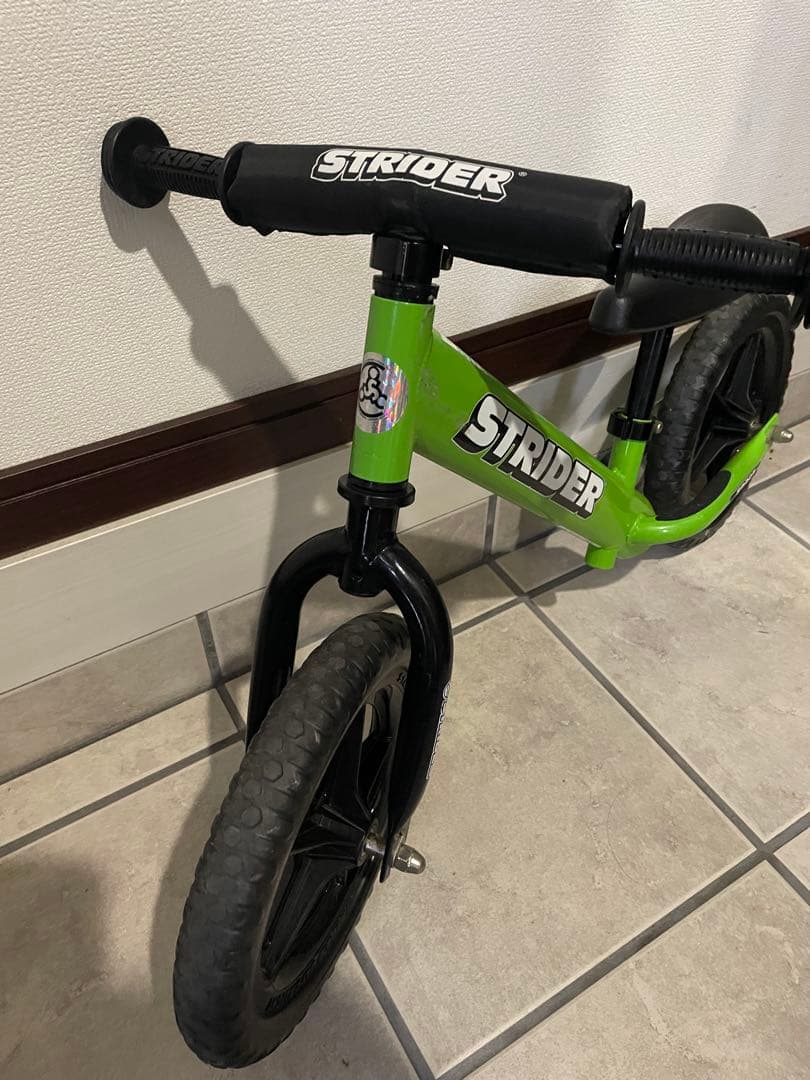 日本正規品　ストライダー　　緑　グリーン　12