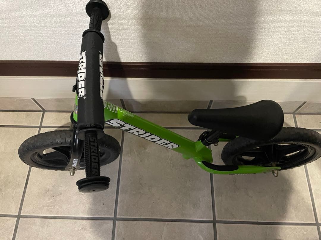 日本正規品　ストライダー　　緑　グリーン　12