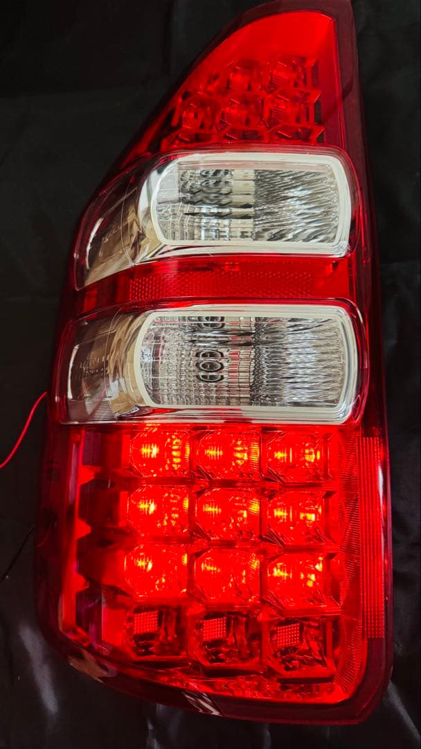 トヨタ ノア 70系 後期 純正 LED テールランプ 左右セット　ヴォクシー