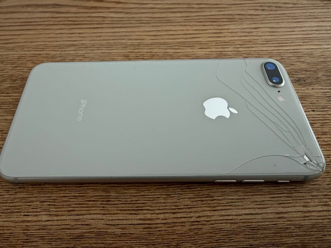 iPhone 8 Plus シルバー 本体 64G 背面ひび割れあり