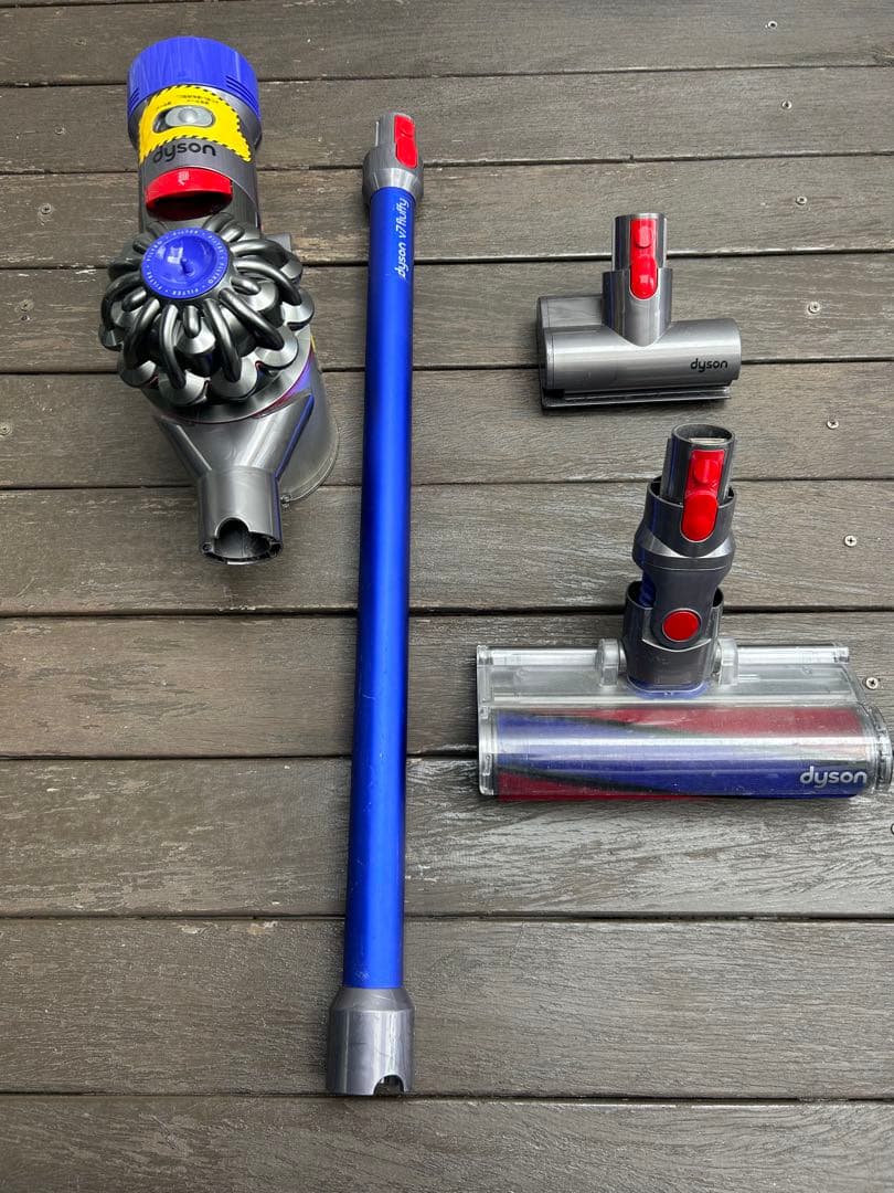 Dyson V7 コードレス掃除機 本体＋ノズル 動作OK