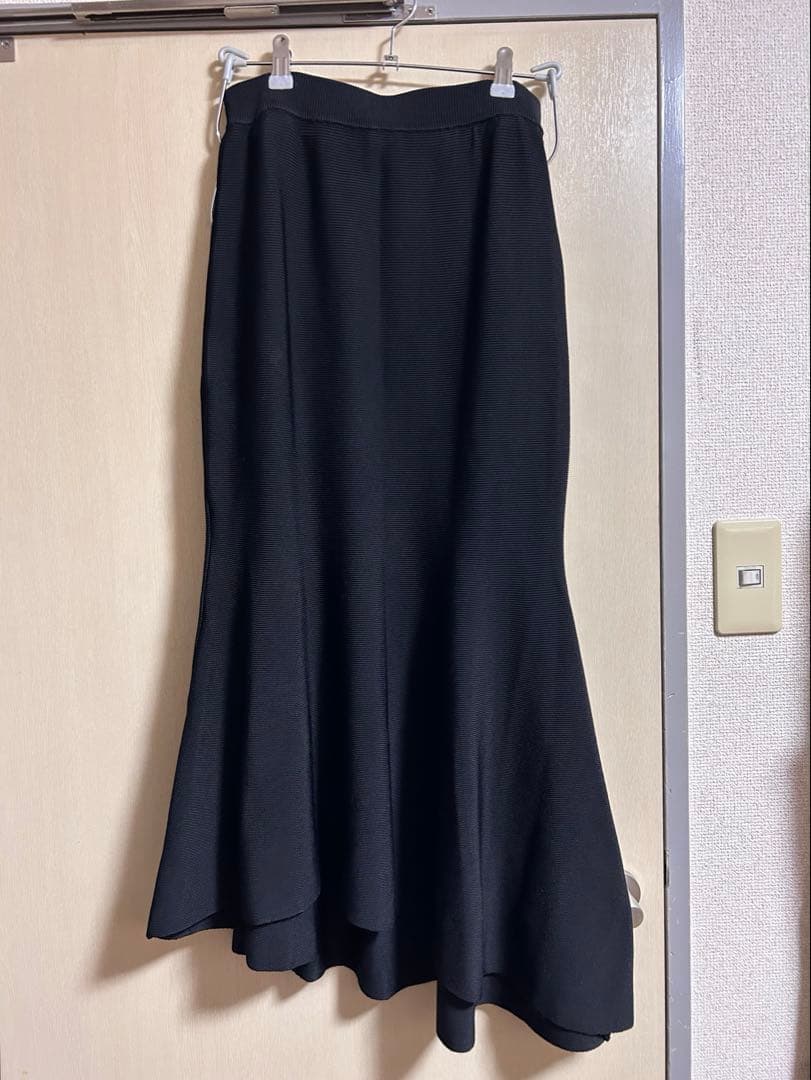 黒のフレアロングスカート