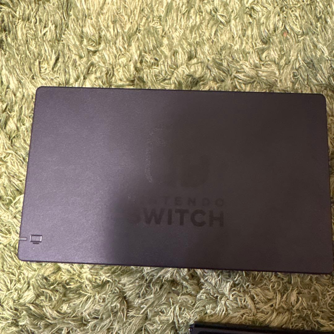グレーのNintendo Switch本体　（コントローラー一つ水色代用）