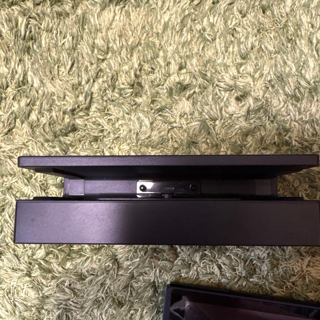 グレーのNintendo Switch本体　（コントローラー一つ水色代用）