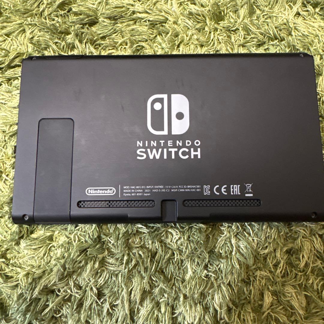 グレーのNintendo Switch本体　（コントローラー一つ水色代用）