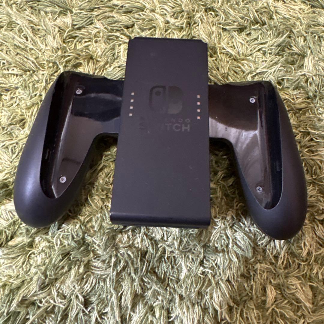 グレーのNintendo Switch本体　（コントローラー一つ水色代用）