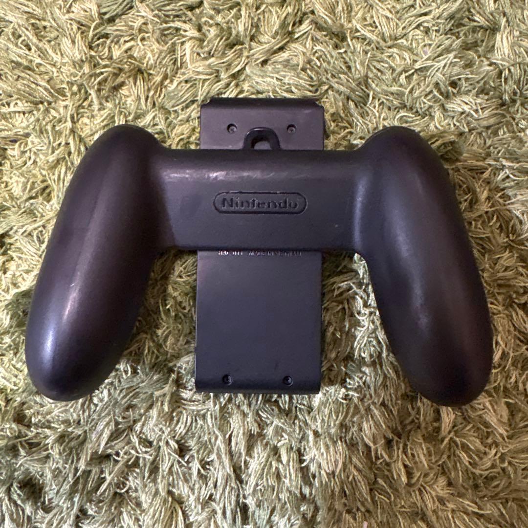 グレーのNintendo Switch本体　（コントローラー一つ水色代用）
