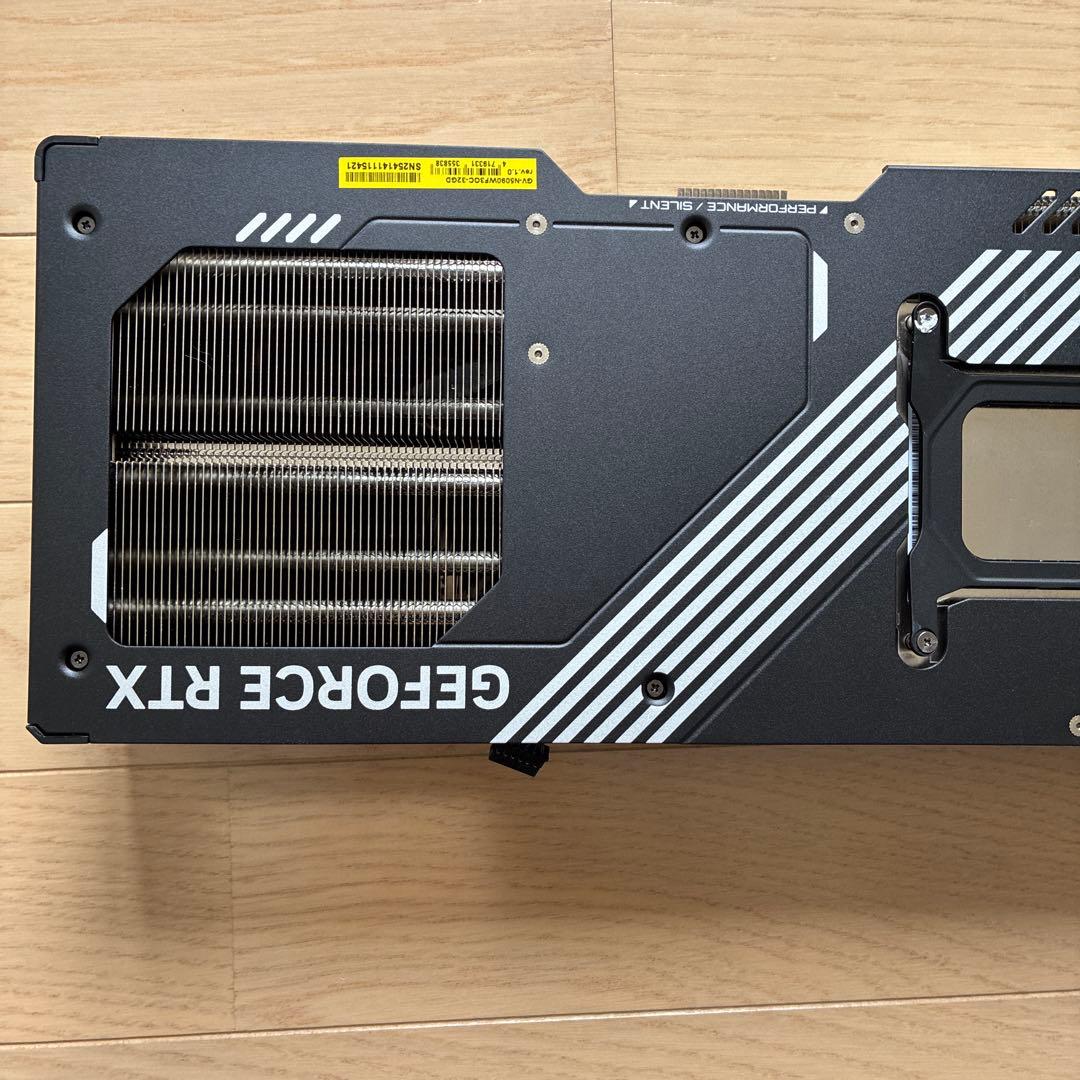 gigabyte グラボ 5090 ヒートシンク　3連ファン　バックプレート　箱