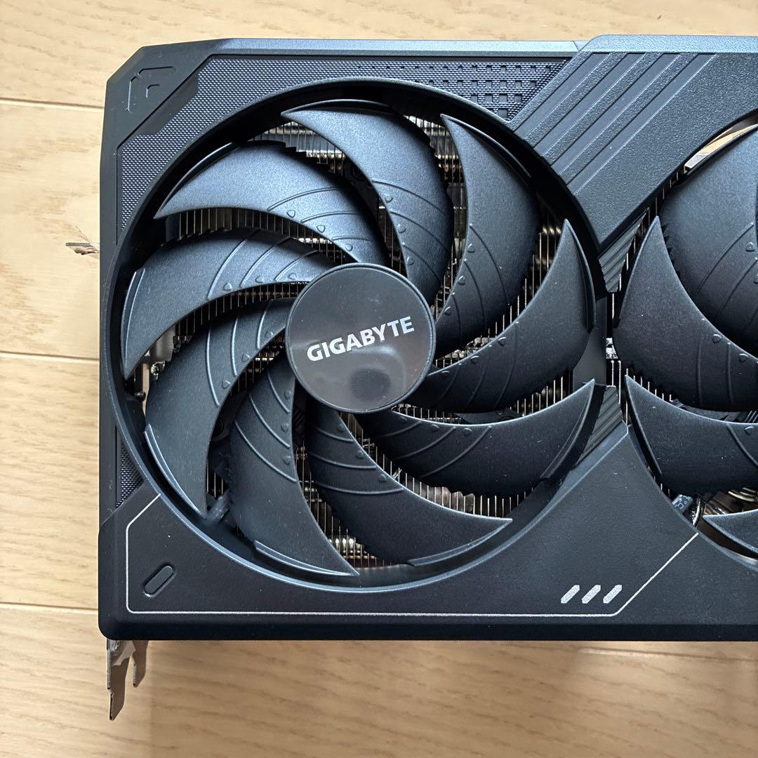gigabyte グラボ 5090 ヒートシンク　3連ファン　バックプレート　箱