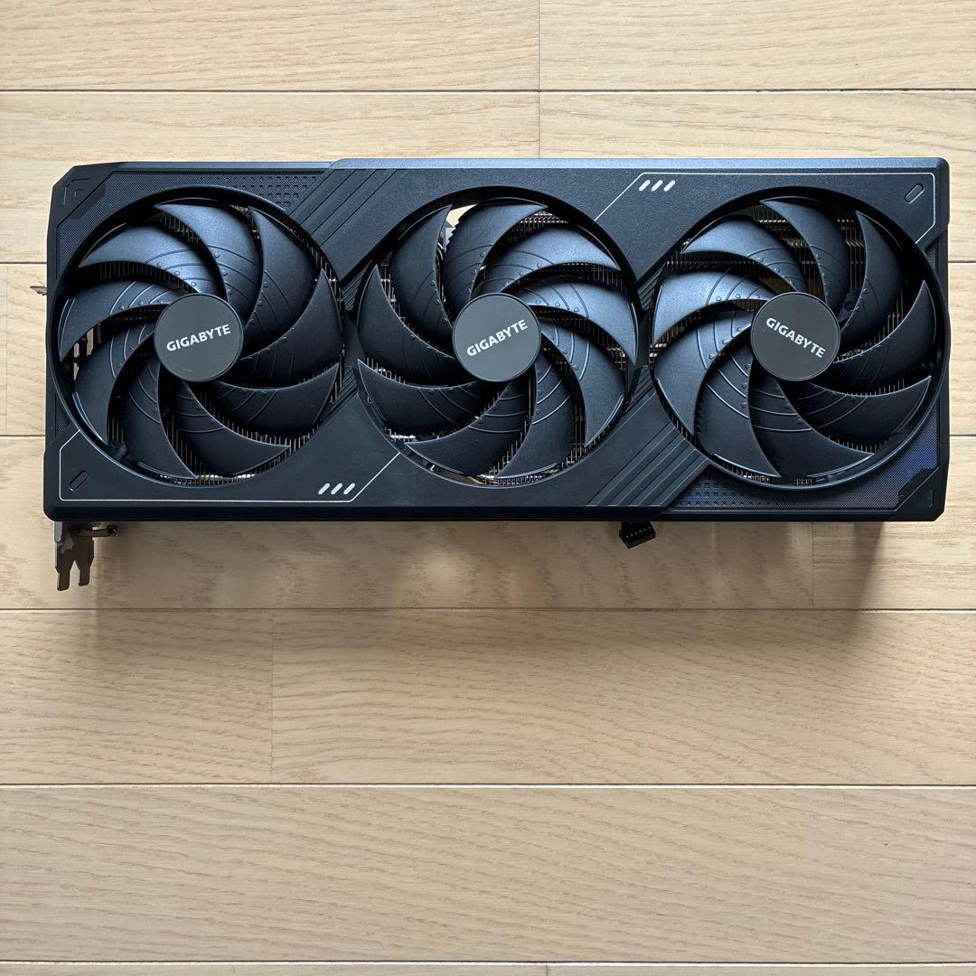 gigabyte グラボ 5090 ヒートシンク　3連ファン　バックプレート　箱