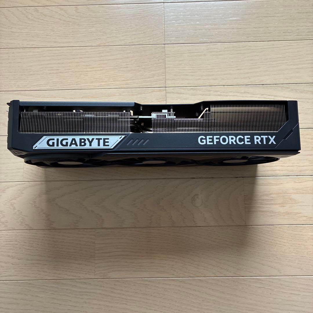 gigabyte グラボ 5090 ヒートシンク　3連ファン　バックプレート　箱