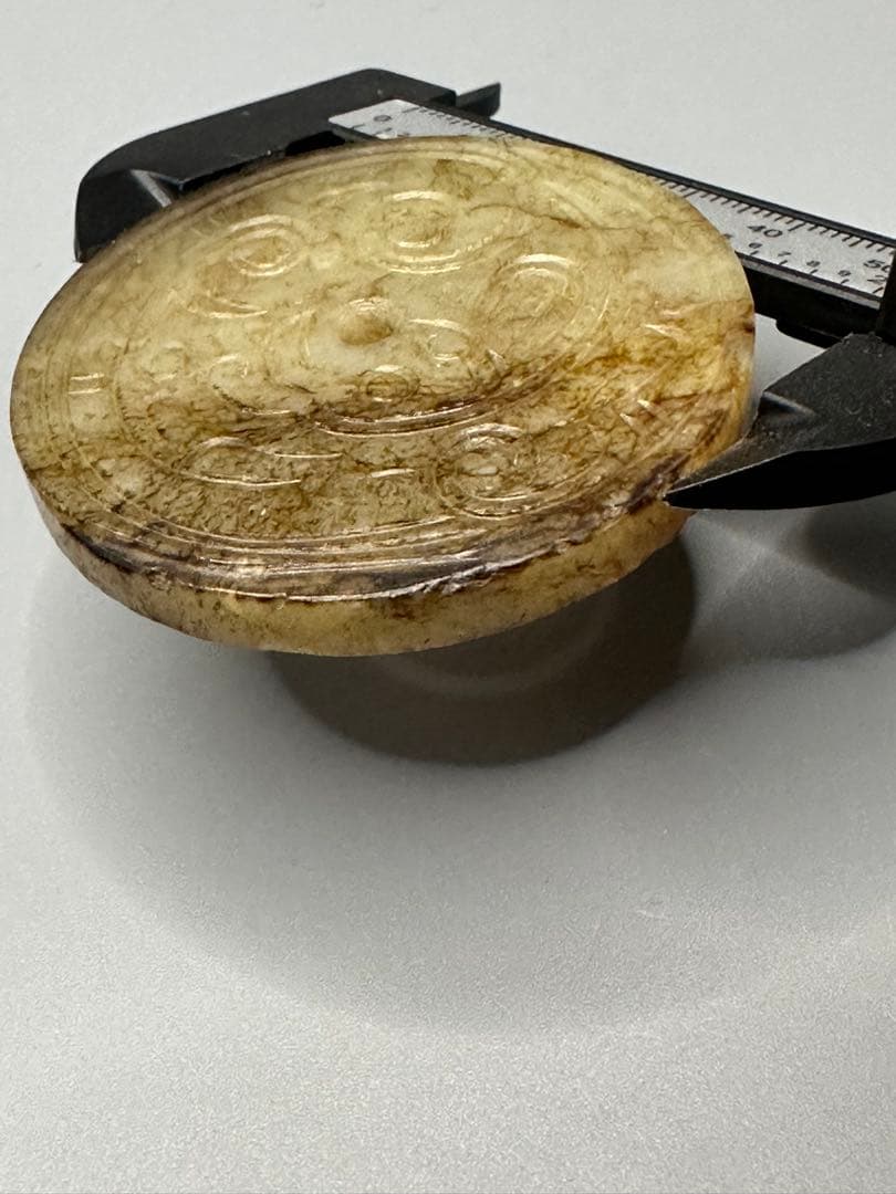 彫刻円盤 2個セット ループタイ　和田玉　古砡　白砡　根付　天然素材 置物骨董