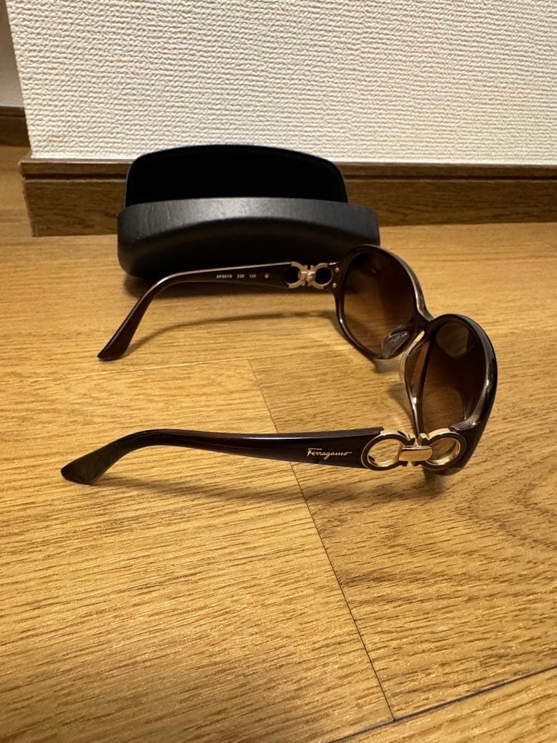 【りーぽん】【美品】Ferragamo ブラウン サングラス ケース付き