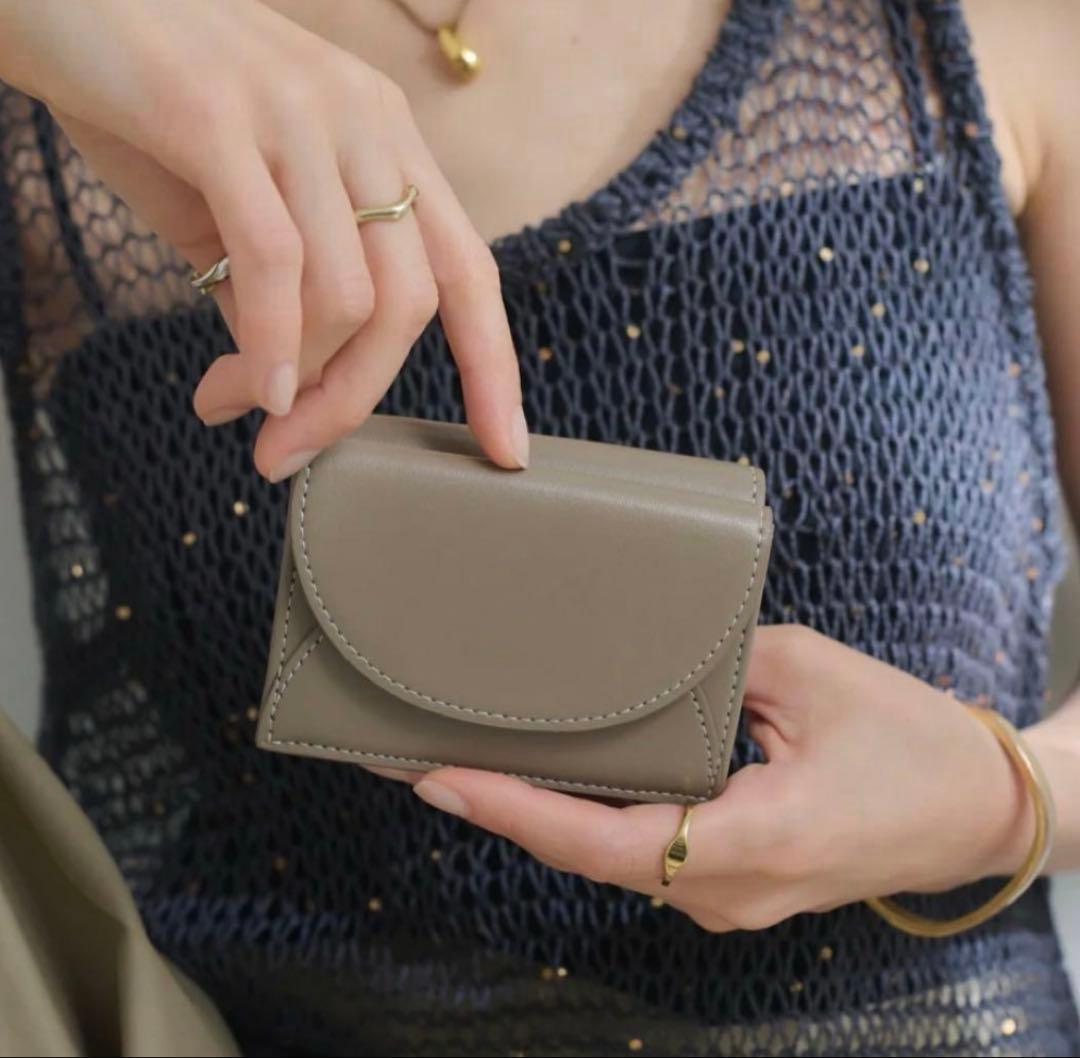 LOVST TOKYO Apple Half-moon Wallet グレージュ