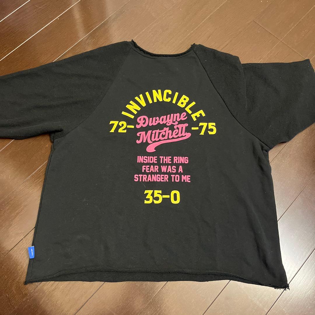 黒のグラフィックプリント半袖Tシャツ