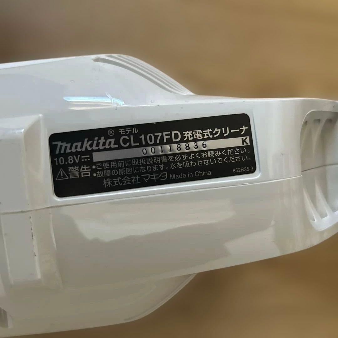 マキタ　紙パック式　コードレス掃除機【ＣＬ１０７ＦＤＳＨＷ】
