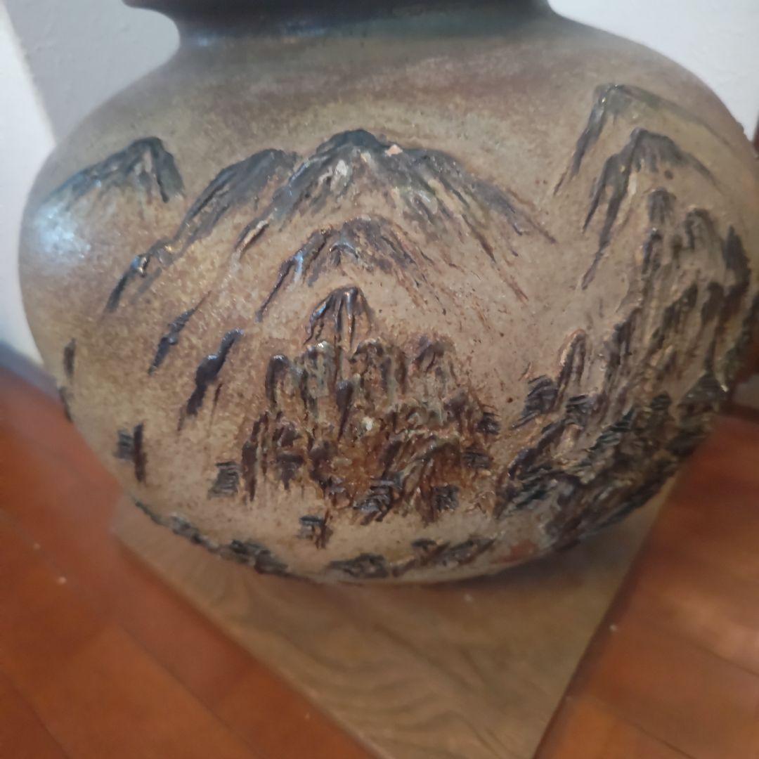 信楽焼　山模様の陶器の壺