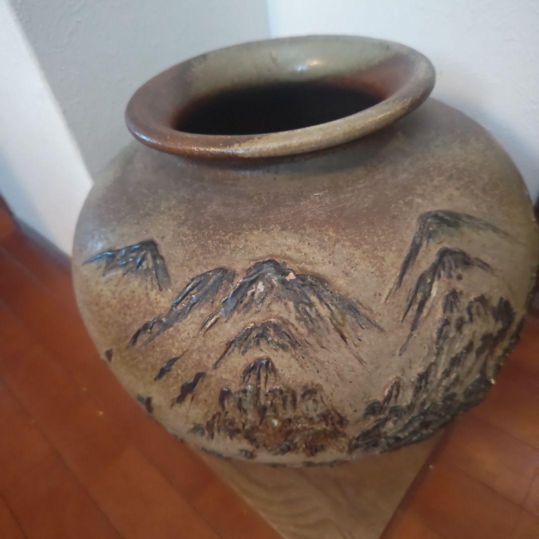 信楽焼　山模様の陶器の壺