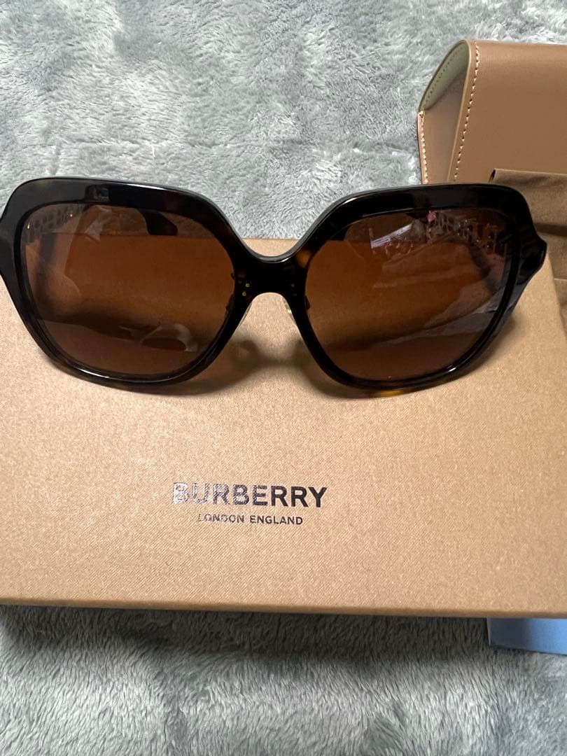 BURBERRY ブラウン オーバーサイズ サングラス