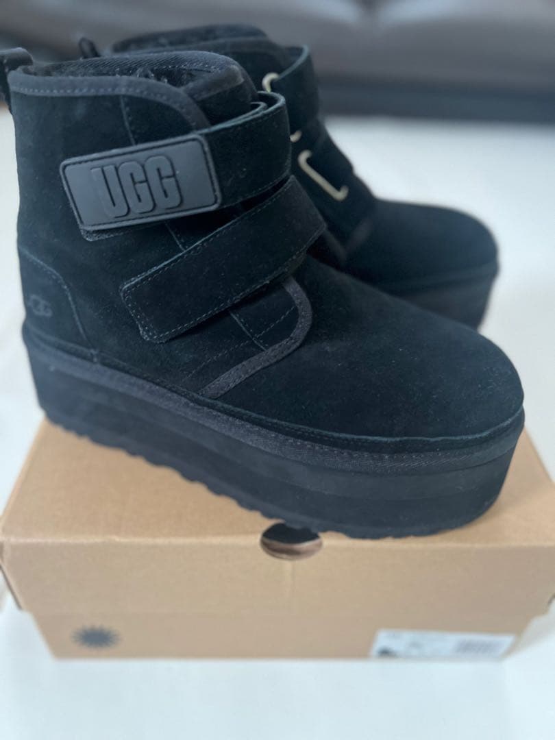 UGGオーストラリア Neumel Platform UGG ロゴ ブーツ