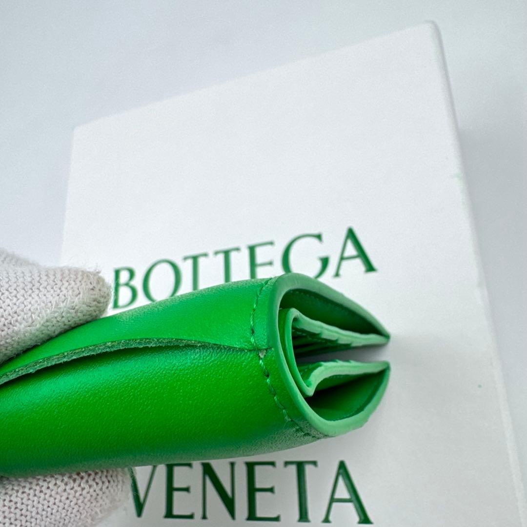 未使用品✨BOTTEGA VENETA カセット　二つ折り　お札入れ　レザー