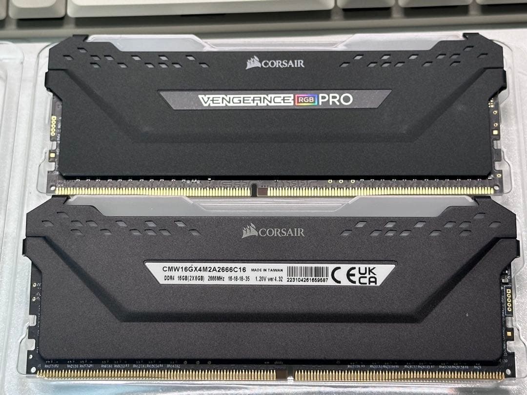 メモリー CORSAIR VENGEANCE 16GB DDR4 2666MHz