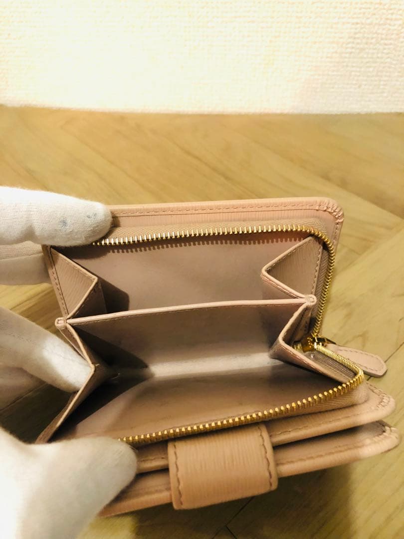PRADA ベージュ 二つ折り財布 エナメルレザー　ICチップ(RFID)搭載