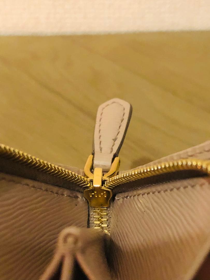 PRADA ベージュ 二つ折り財布 エナメルレザー　ICチップ(RFID)搭載