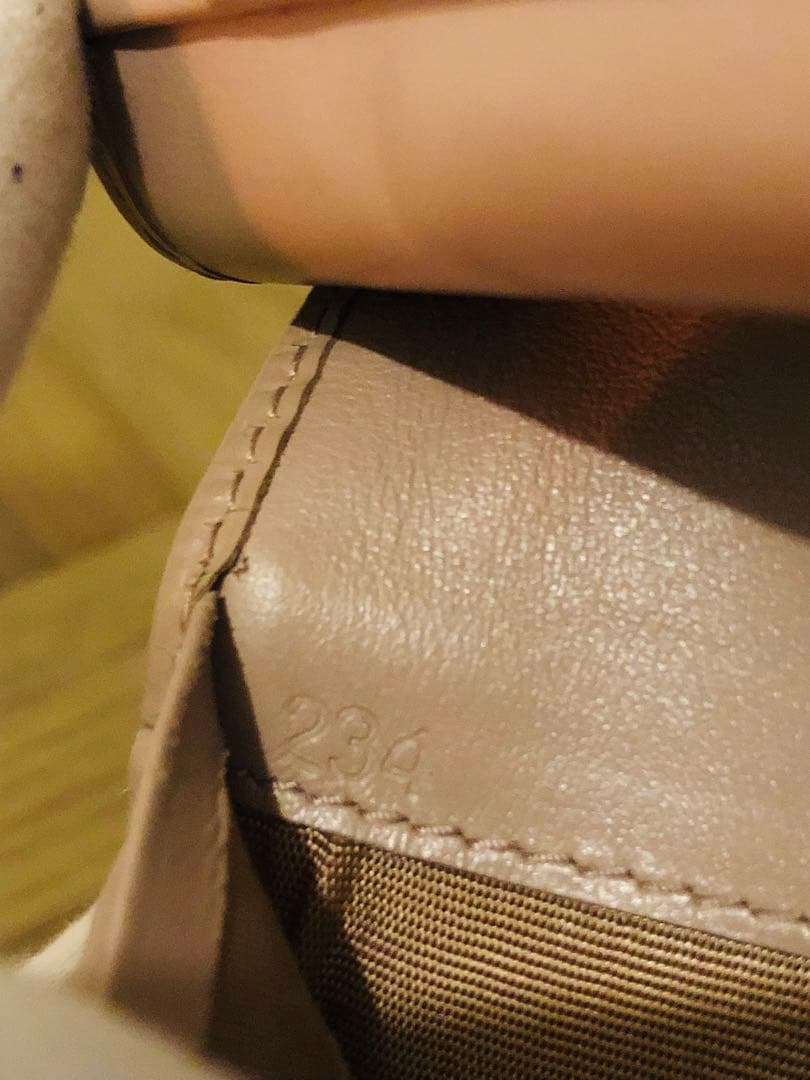 PRADA ベージュ 二つ折り財布 エナメルレザー　ICチップ(RFID)搭載