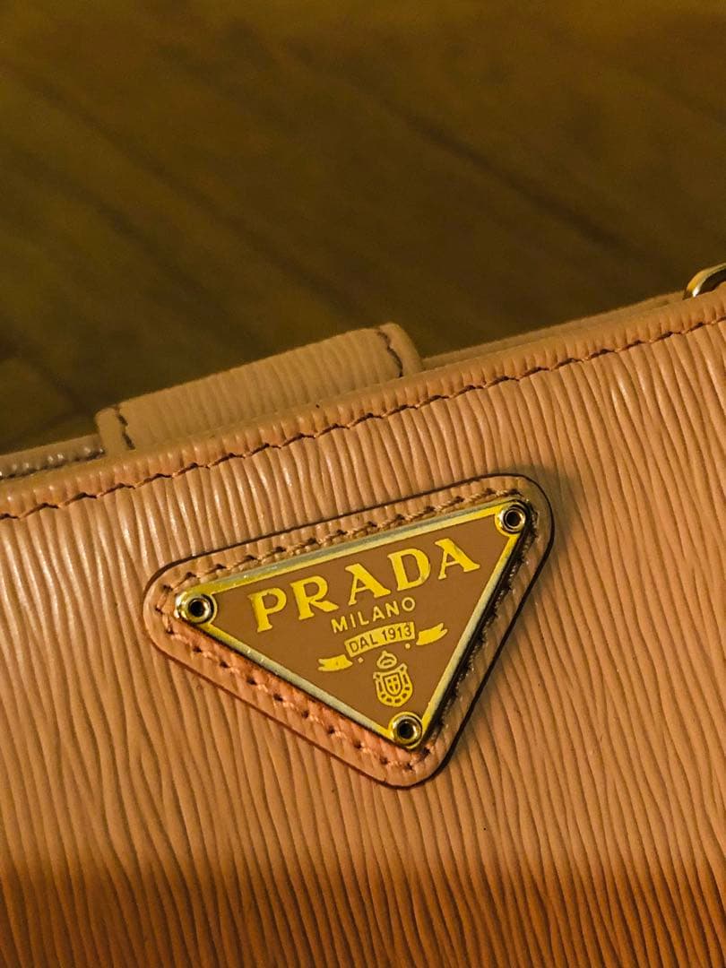 PRADA ベージュ 二つ折り財布 エナメルレザー　ICチップ(RFID)搭載