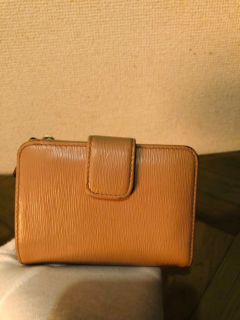 PRADA ベージュ 二つ折り財布 エナメルレザー　ICチップ(RFID)搭載