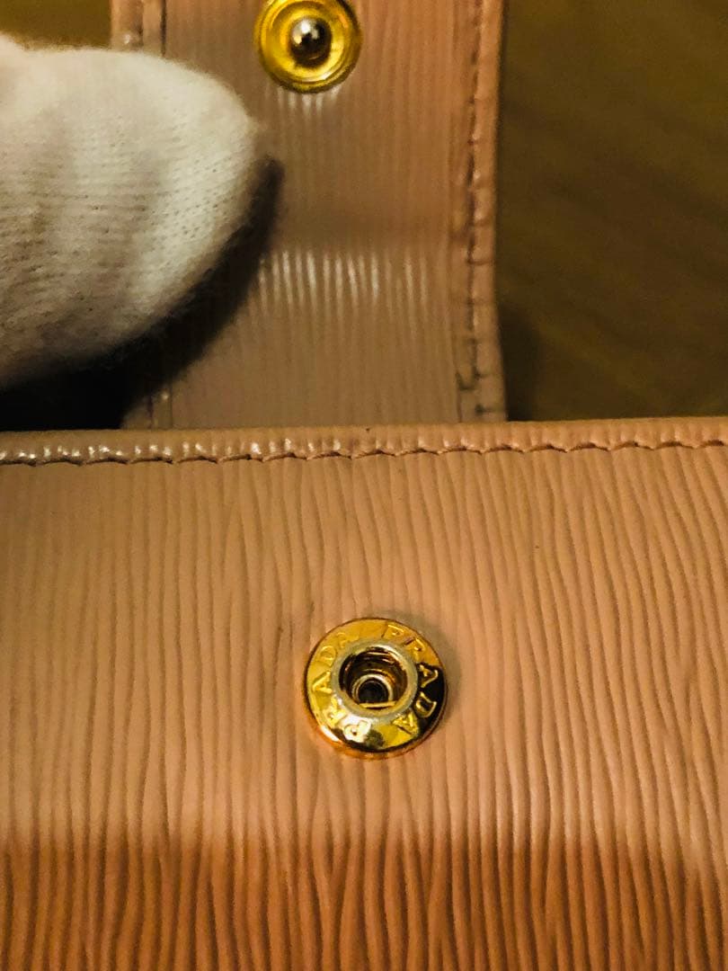 PRADA ベージュ 二つ折り財布 エナメルレザー　ICチップ(RFID)搭載