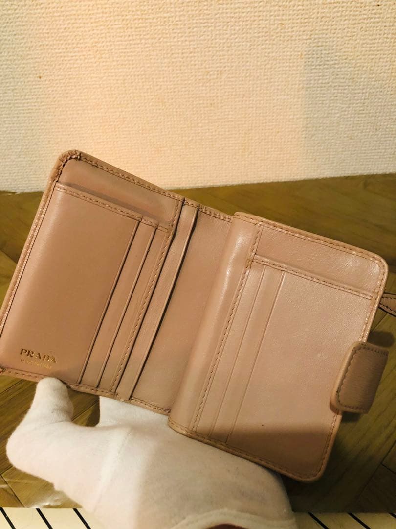 PRADA ベージュ 二つ折り財布 エナメルレザー　ICチップ(RFID)搭載