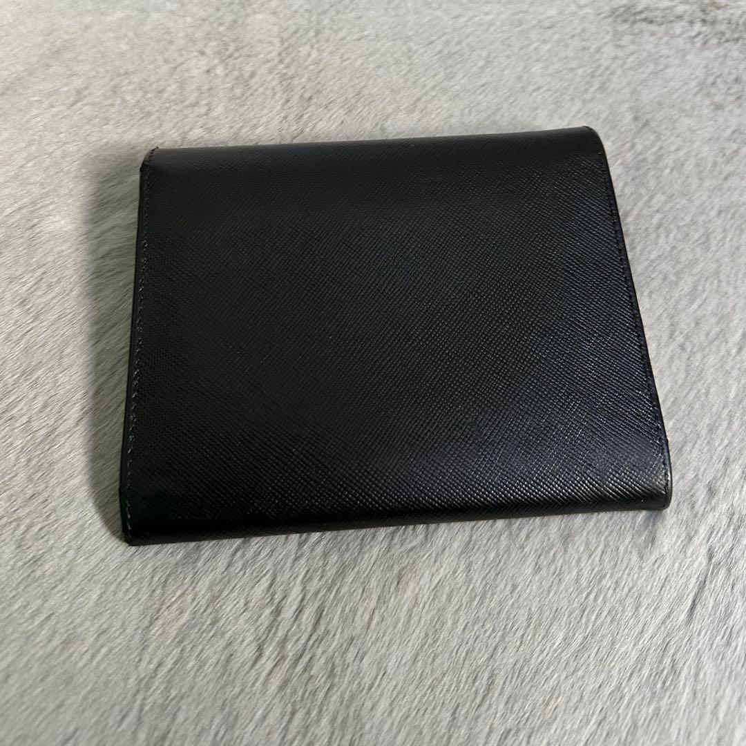 PRADA プラダ　折り財布　ロゴ金具　ブラック　サフィアーノレザー