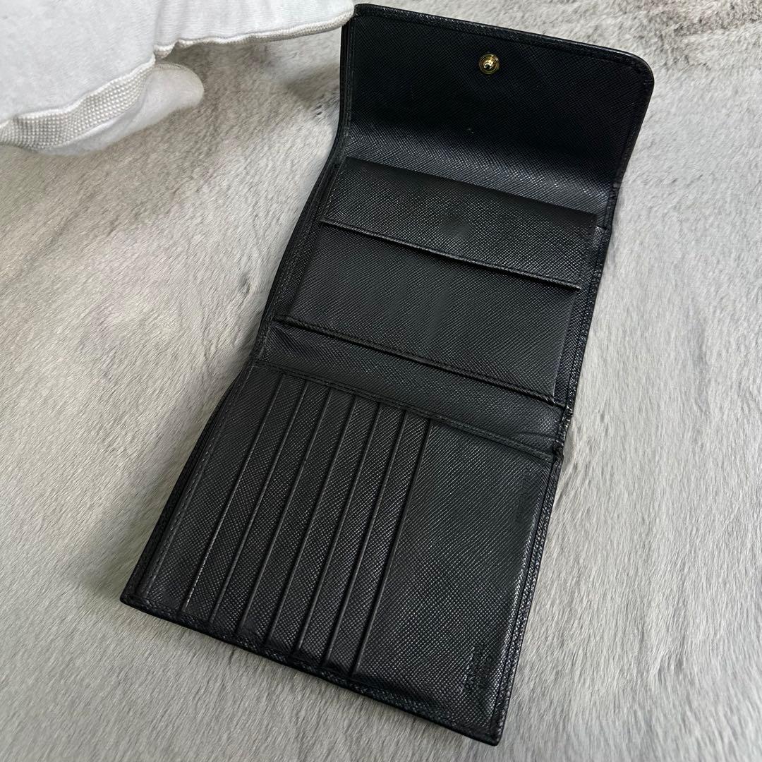 PRADA プラダ　折り財布　ロゴ金具　ブラック　サフィアーノレザー