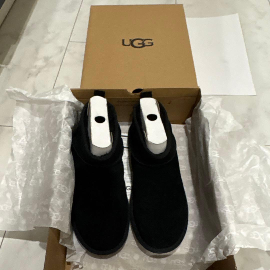 UGG ブラック ムートンブーツ　エッセンシャル　ウルトラミニ