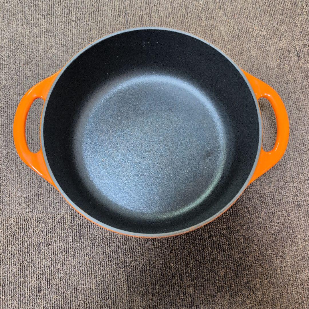 LE CREUSET 鋳鉄製 ２２センチ鍋 人気カラーオレンジ