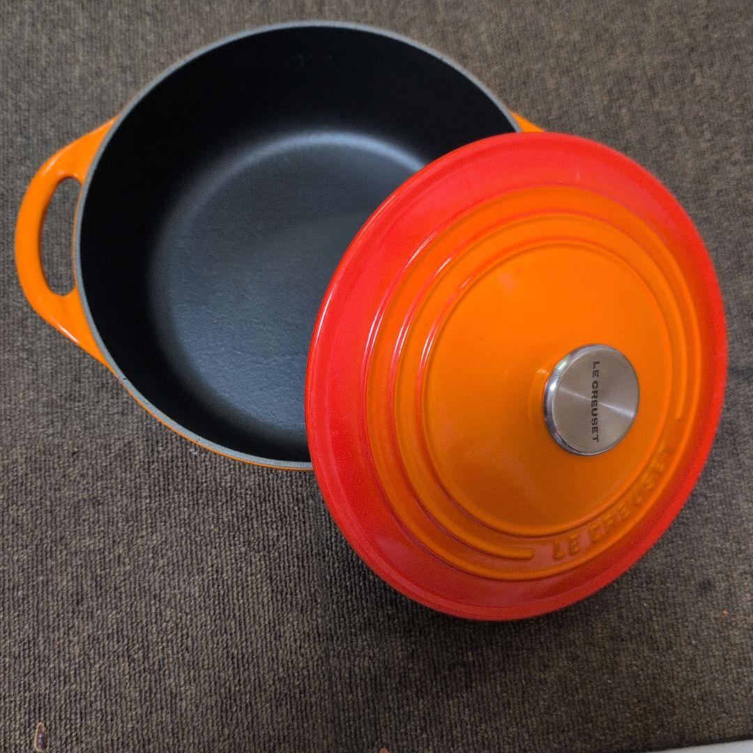LE CREUSET 鋳鉄製 ２２センチ鍋 人気カラーオレンジ