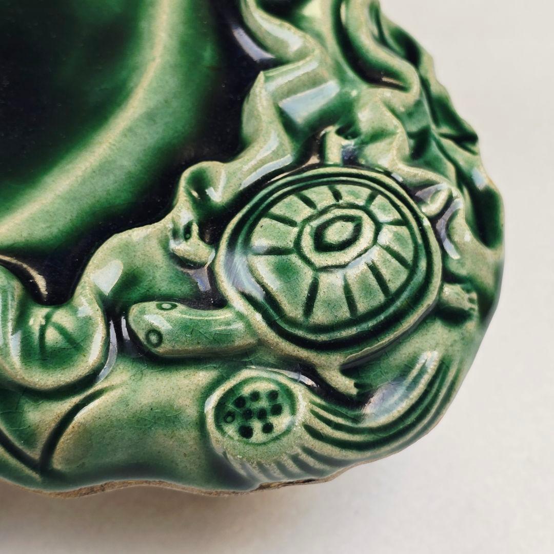 古文房具 舶来品 中国古磁 越窯青磁 堆彫 ハスの葉 亀趣紋 硯 筆添 置物