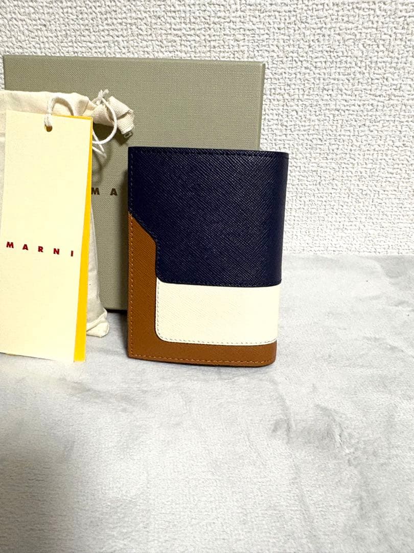 【未使用・付属品付き】MARNI 二つ折り財布 ネイビー/ホワイト/ブラウン