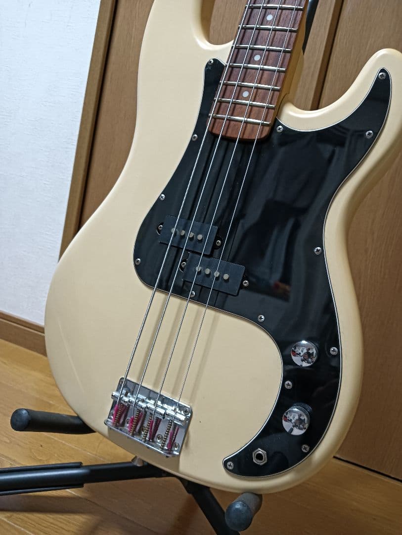 SELDER エレキベース アイボリー
