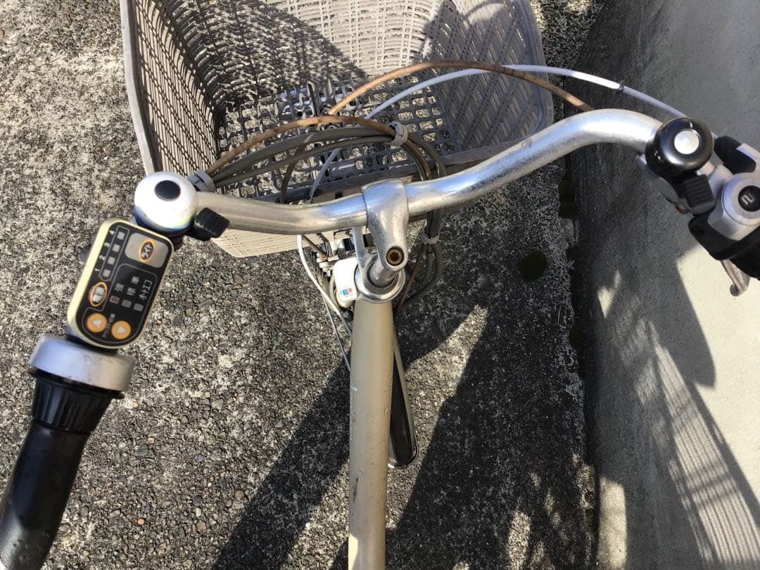 電動アシスト自転車 クリーム色 前後バスケット付き　(渋谷駅、原宿駅等で)