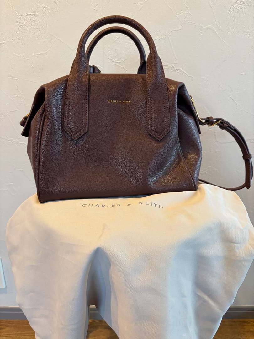 CHARLES & KEITH日本限定カラー スローチー ダブルハンドルバッグ