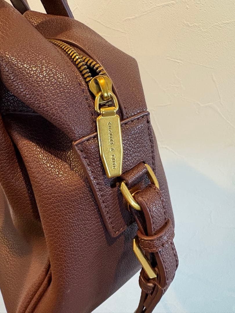CHARLES & KEITH日本限定カラー スローチー ダブルハンドルバッグ
